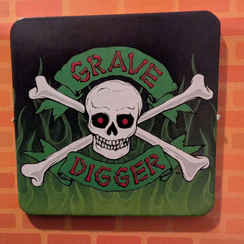 Monster Jam Grave Digger Magnet skill & crossbones